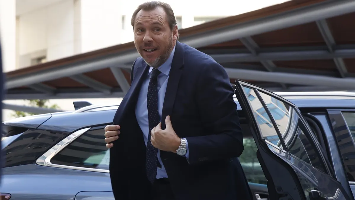 Óscar Puente se graba enseñando cómo se gestionan los sobres de efectivo en  los viajes oficiales del Ministerio, en un guiño a la era Ábalos