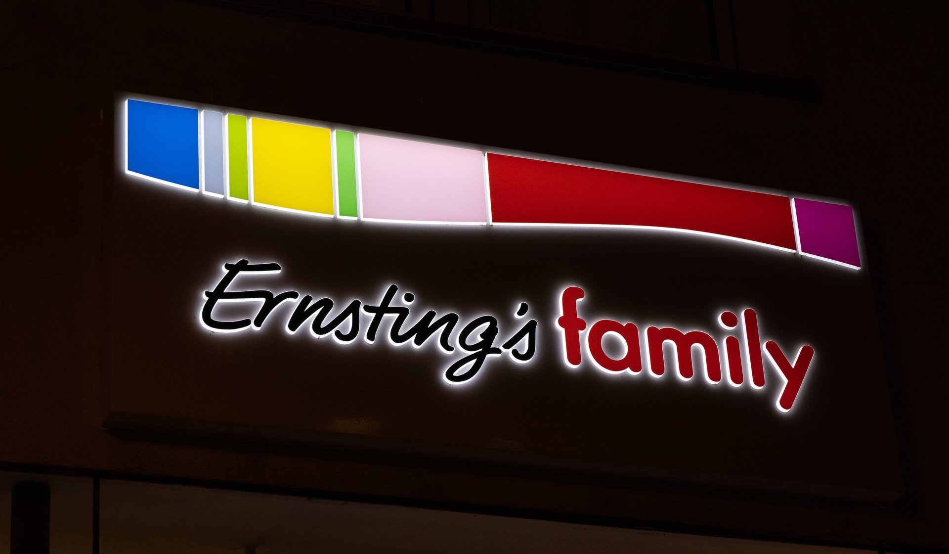 Weihnachtlicher Blickfang: Der Mini‑Deko‑Baum von Ernsting’s Family ...