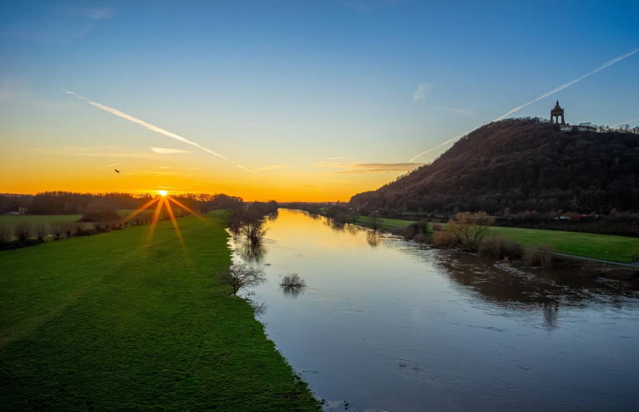 Beeindruckender Ausblick auf die Weser und die historische Porta Westfalica – ein Muss für jeden Kurzurlaub im Weserbergland. Quelle: tripz