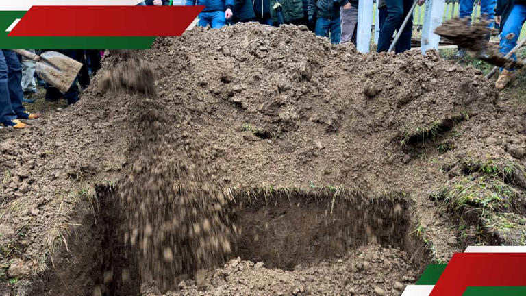 Люди забрасывают землю в могилу лопатами. Фото для иллюстрации. Фото: Getty Images/MASTER. Источник: Getty Images