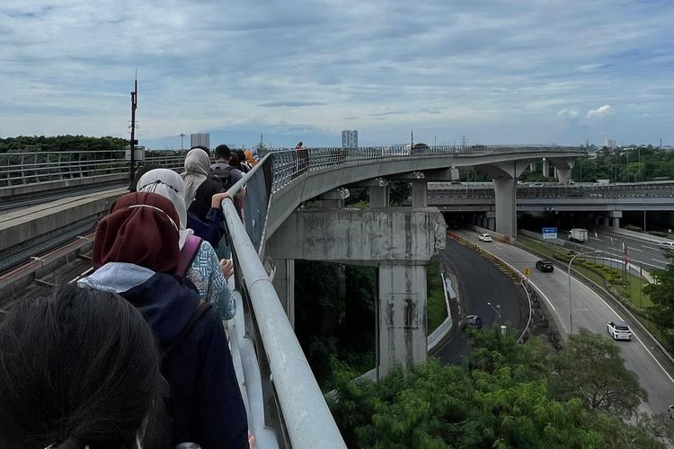Kisah di Balik Gangguan LRT Jabodebek: Ibu Hamil Naik Troli, Fotografer Kehilangan Pekerjaan
