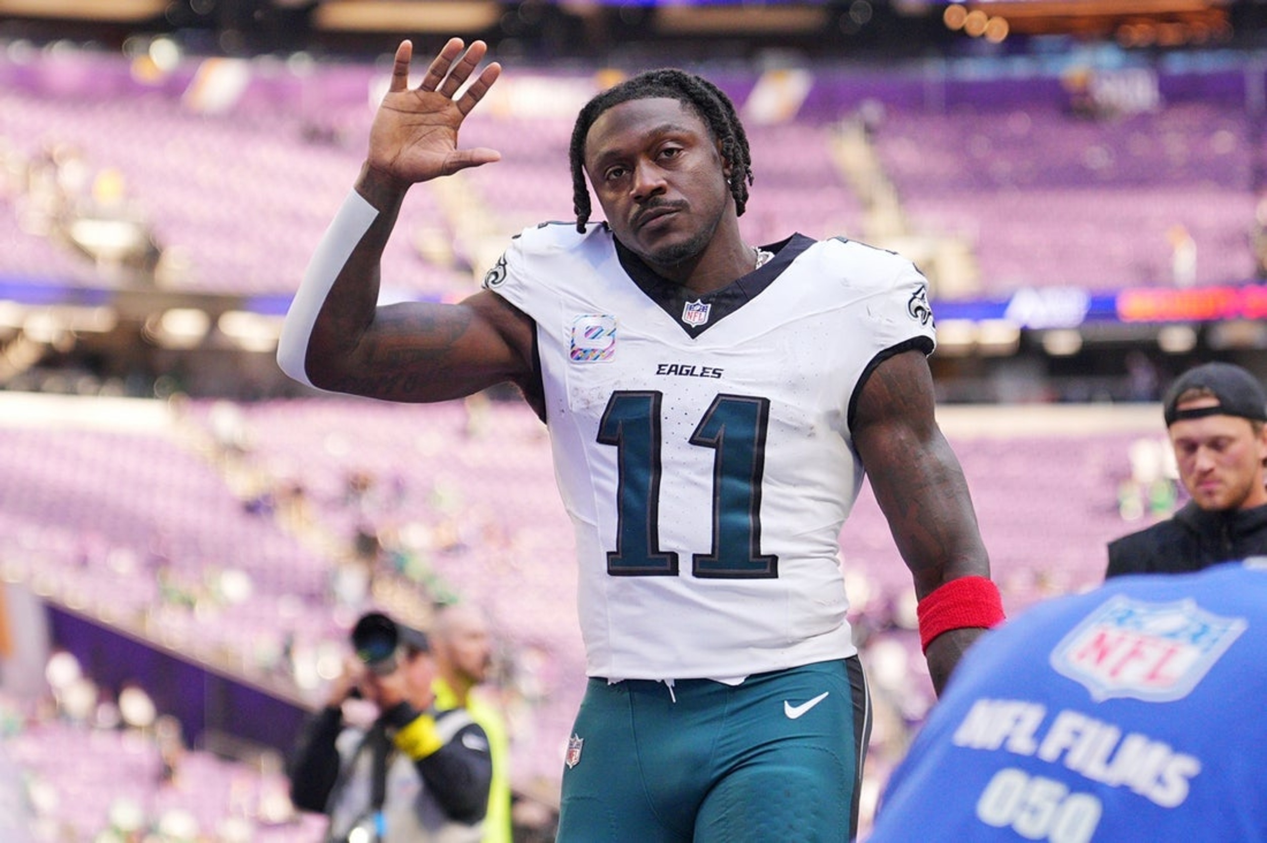 Eagles' A.J. Brown, Jeffrey Lurie stage mid-practice meeting