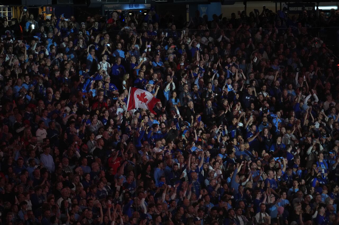 Toronto Blue Jays fans in disbelief after 11-4 win against the Los ...
