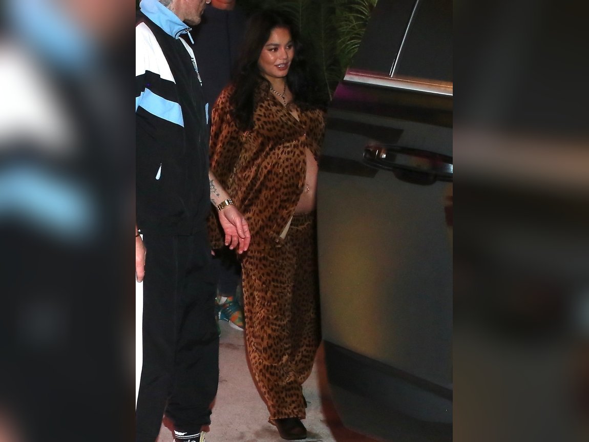 In leopard print Vanessa Hudgens heavily pregnant at Halloween party(01)