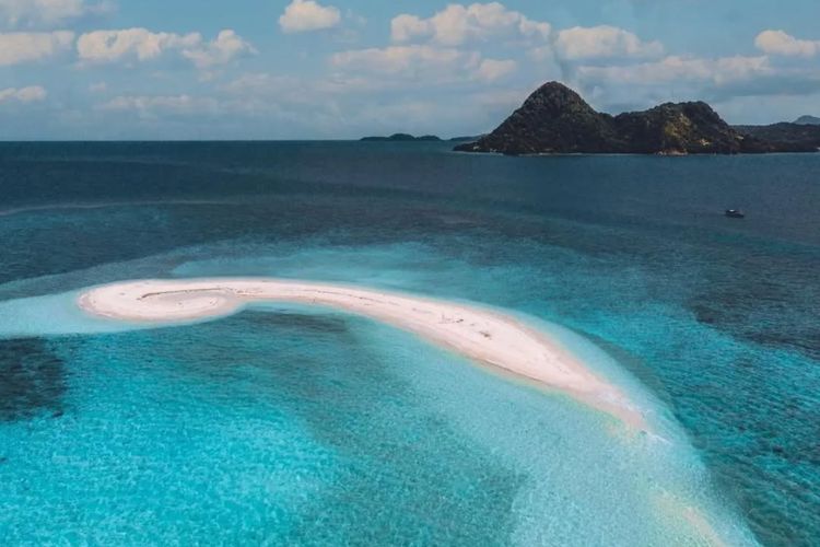 10 Destinasi Wisata Gresik untuk Liburan Keluarga, Pantai dan Air Terjun Menakjubkan