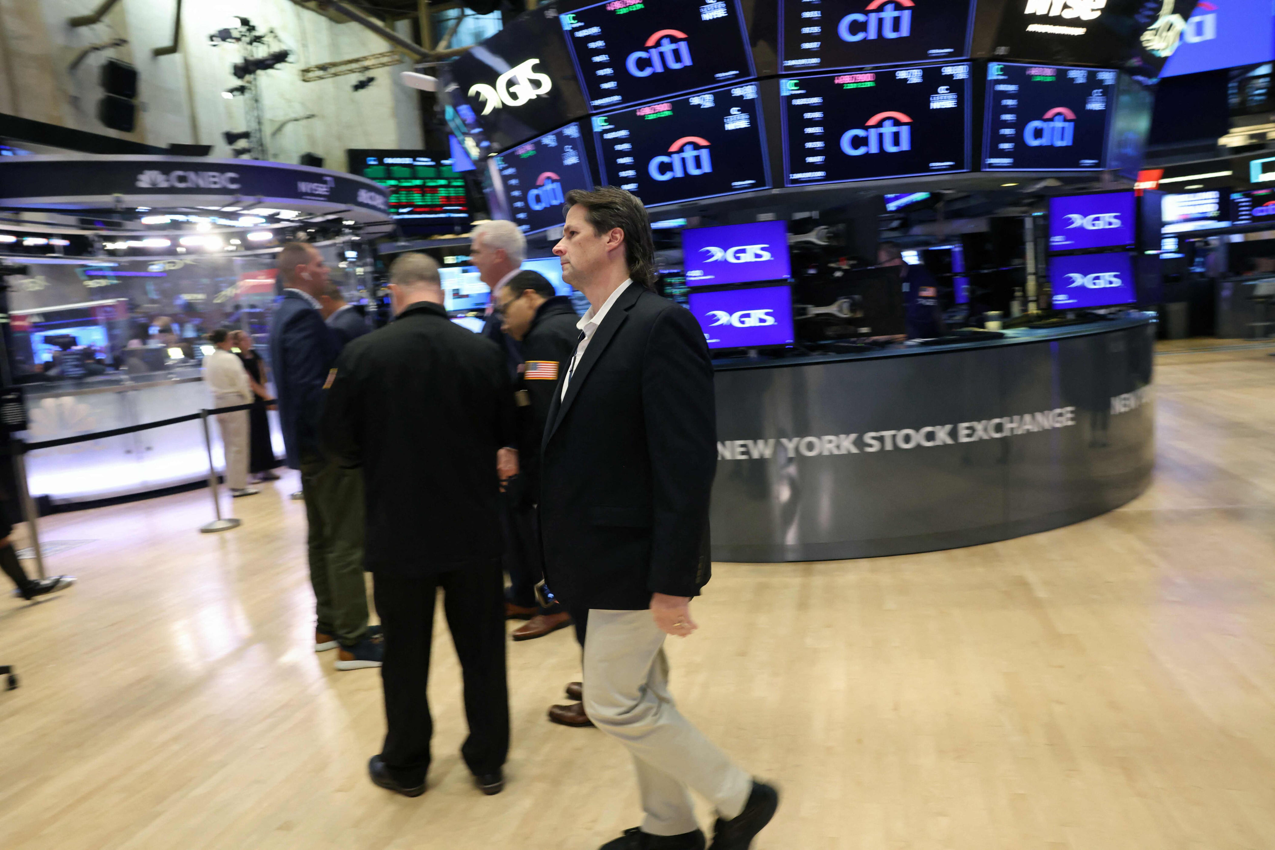 Global stocks rise on interest rate cut hopes and US-China trade talks