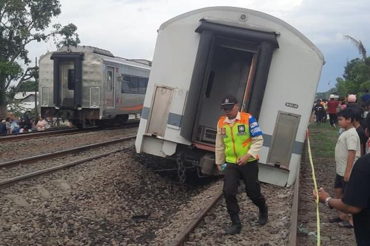 8 Kereta Dibatalkan Akibat KA Purwojaya Anjlok di Bekasi