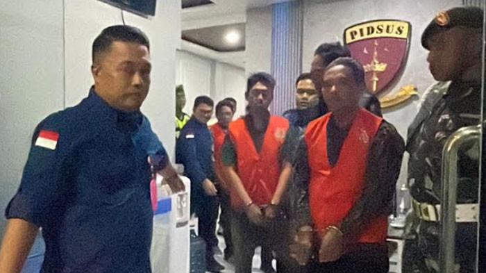 Petugas Kejaksaan Negeri Tuban menggiring tiga tersangka kasus dugaan korupsi dana HIPPA dan tanah kas desa (TKD) Kedungsoko, Kecamatan Plumpang, usai menjalani pemeriksaan sebelum resmi ditahan, Kamis (23/10/2025). (TribunJatim.com/Muhammad Nurkholis)