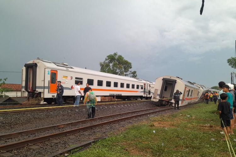 6 Kereta Tujuan Daop 3 Cirebon Terlambat Akibat KA Purwojaya Terguling di Bekasi
