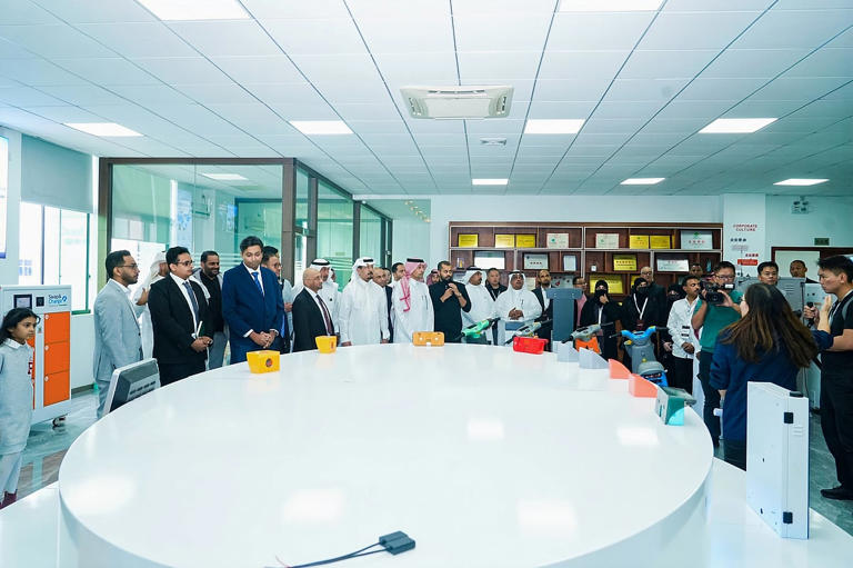 بالصور.. وفد غرفة جازان يزور شركة قوانغتشو يونكو للمعدات الذكية في الصين ويبحث توطين التصنيع الذكي في المملكة