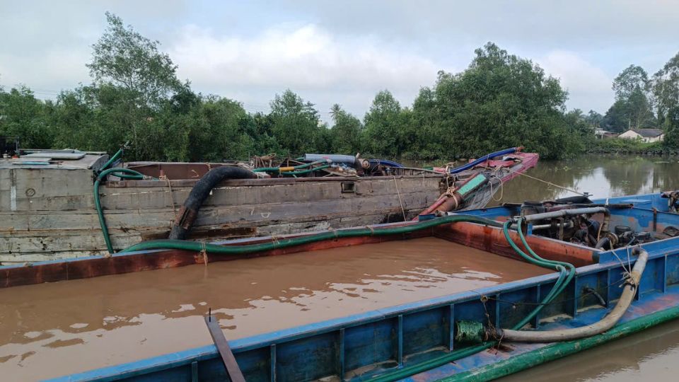 Một đêm, phát hiện 6 phương tiện vận chuyển hơn 280 m³ cát trái phép trên sông ở Vĩnh Long
