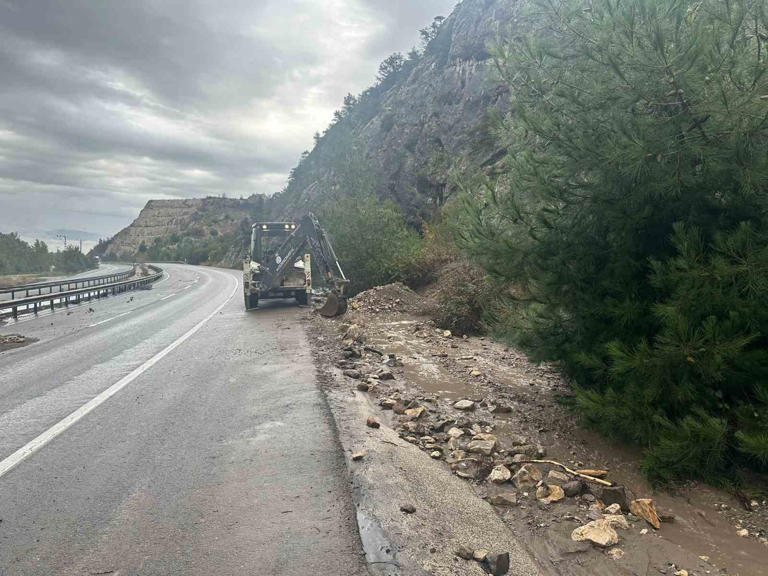 Osmaneli’de sel meydana geldi, D650 karayolu taş ve toprak ile kaplandı