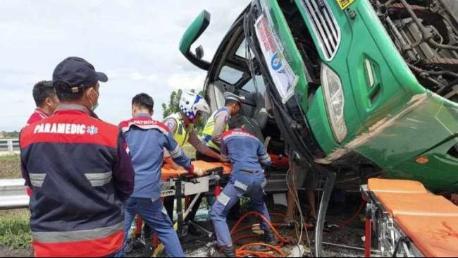 Kecelakaan Maut Bus di Tol Pemalang Bawa Rombongan Semarang