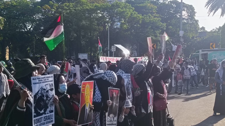 Aksi Massa Menyuarakan Dukungan untuk Palestina di Depan Kedubes AS