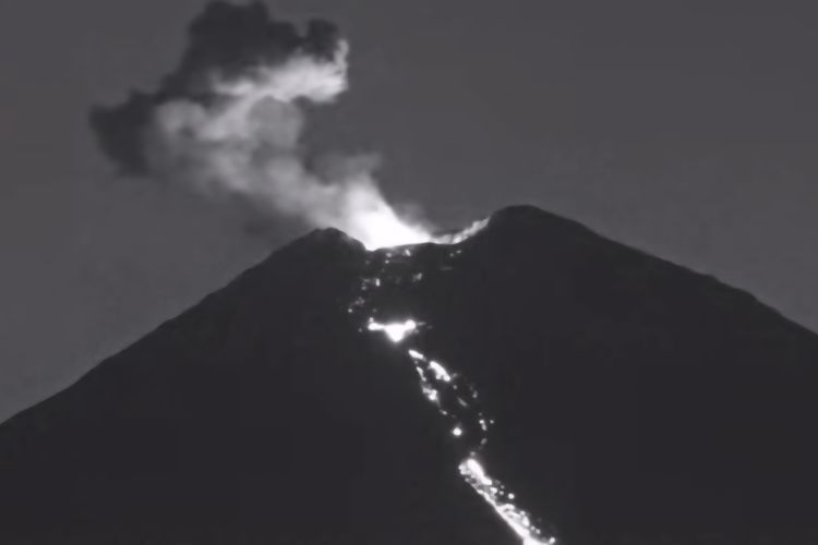 Gunung Semeru Meletus, Lava Pijar Mengalir 2.500 Meter ke Besuk Kobokan