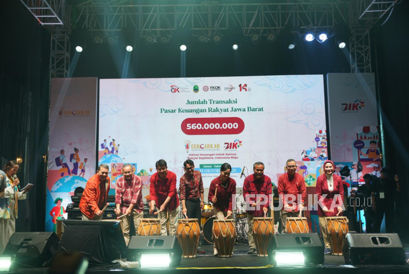 Bank bjb Perkuat Inklusi Keuangan Nasional di Bandung dan Surabaya dengan BIK 2025