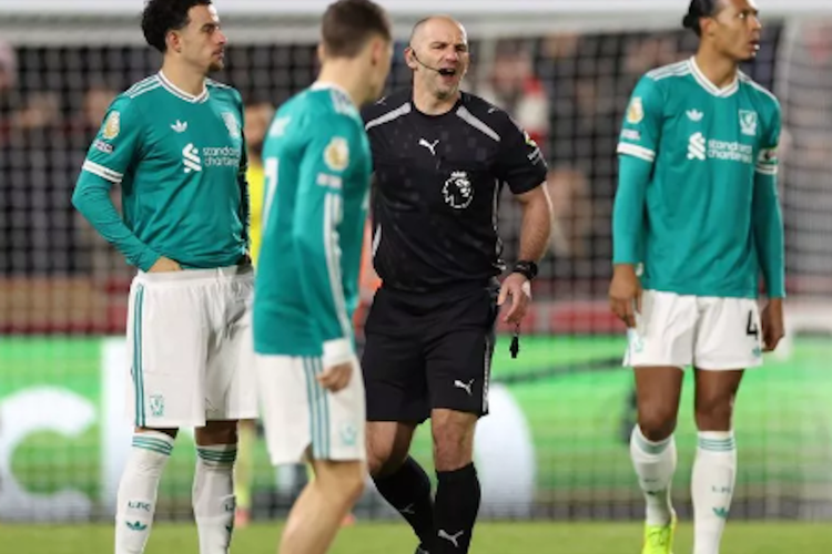 Kesalahan Van Dijk Hancurkan Harapan Liverpool di Gtech Stadium!