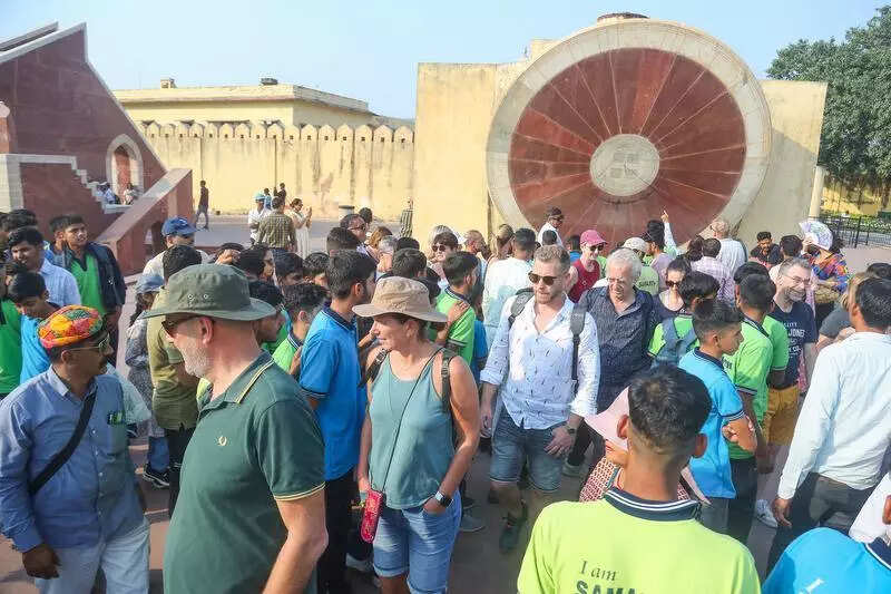 Heavy tourist rush chokes Walled City