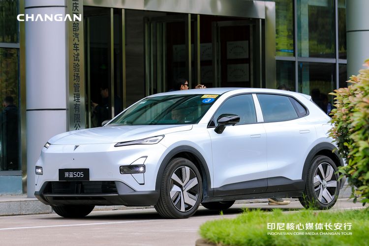 Kenali REEV: Mobil Baterai dan Mesin, Bukan PHEV