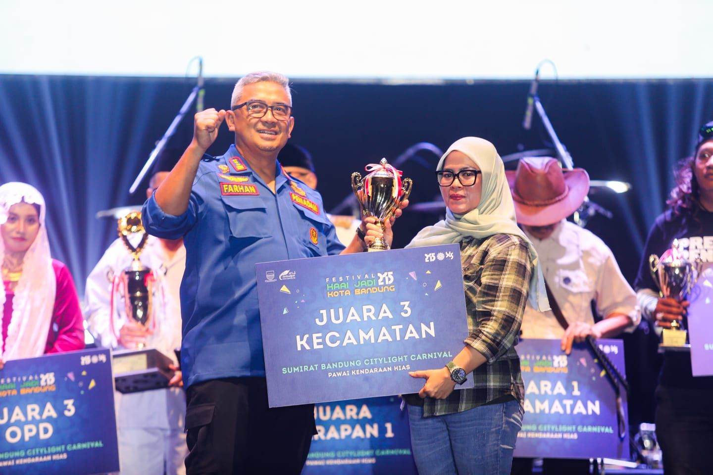 62 Kendaraan Hias, Ribuan Warga, dan Aksi GIGI Bikin Langit Bandung Meledak di Puncak HJKB ke-215!