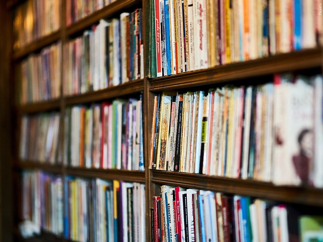 One injured and suspect arrested in Texas library shooting
