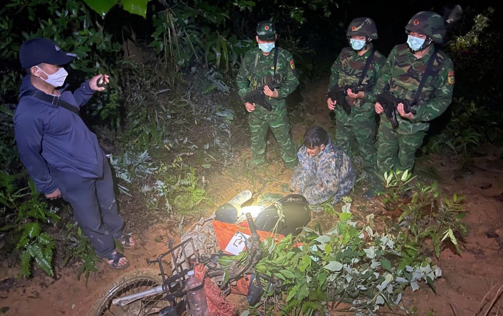 Hai đối tượng vận chuyển 160kg thuốc nổ TNT qua biên giới