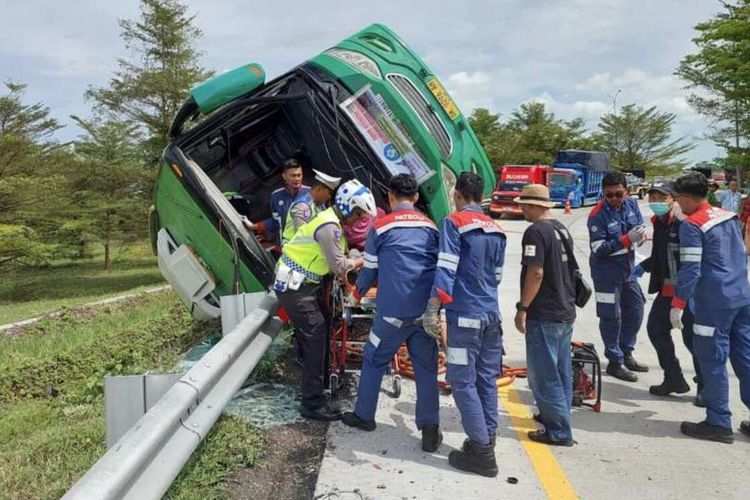 Bus Wisata Terguling di Tol Pemalang, 4 Korban Meninggal Dikembalikan ke Keluarga