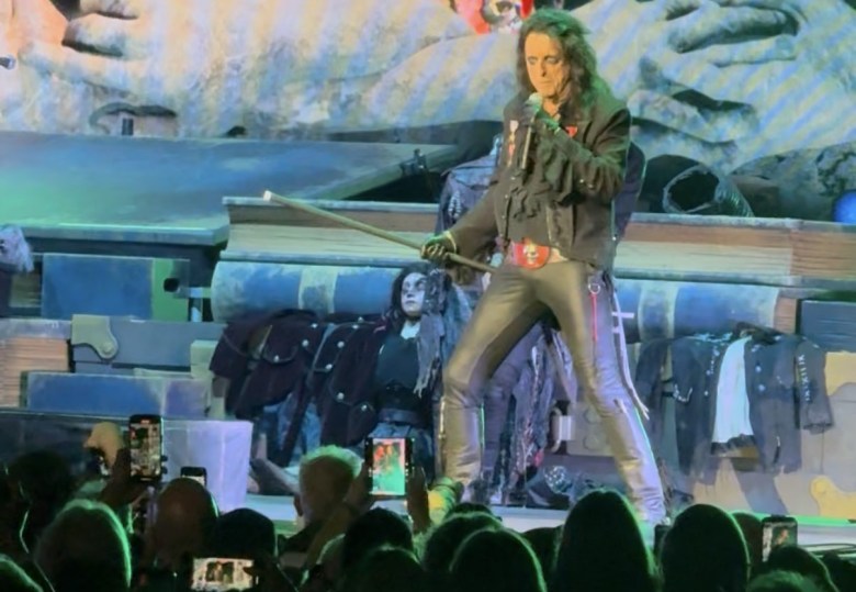 Review: Rock titans Alice Cooper, Judas Priest bring sonic assault to ...
