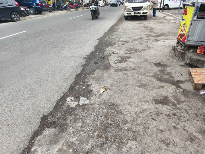 Jalan Jatinangor Berbahaya untuk Pejalan Kaki: Motor Melanggar Trotoar