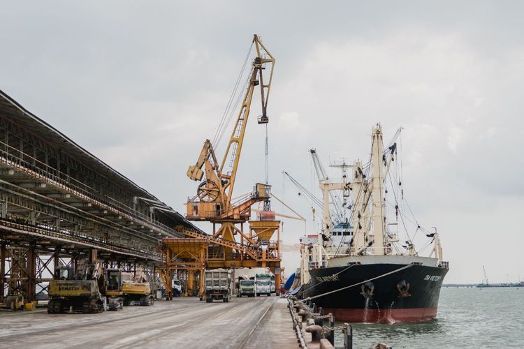 Bongkar Muat Masih Boros Karbon, Pelabuhan Indonesia Dorong Ramah Lingkungan