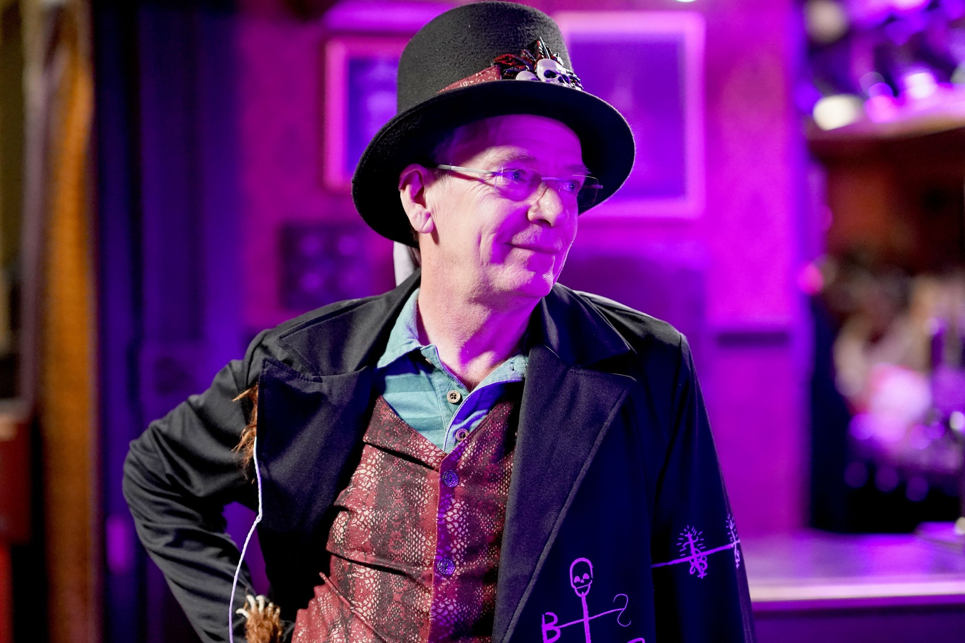 Ian Beale helps out (Picture: BBC)