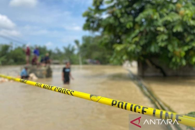 Banjir Landa Jalan Nasional Blora-Cepu, Pedagang Panik Selamatkan Barang