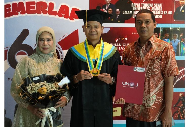 Farrel, Lulus Unej dengan IPK 3,97, Tetap Berprestasi Sambil Bekerja Paruh Waktu