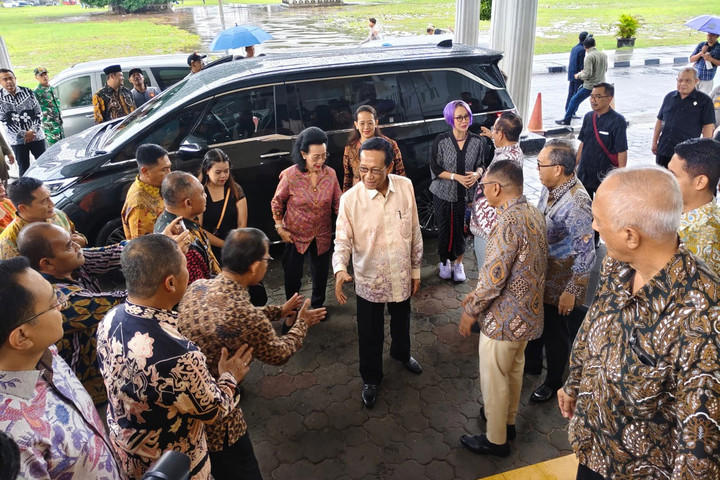 Gubernur DIY Sri Sultan Hamengku Buwono X menghadiri acara Dialog Kebangsaan untuk Indonesia Damai di Sasono Hinggil Dwi Abad, Kota Yogyakarta, Minggu (26/10/2025). Foto: Arfiansyah Panji Purnandaru/kumparan