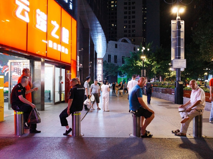 重庆夜行：街灯下的城市呼吸