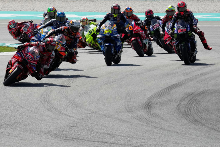 Motogp, Alex Marquez vince il Gp Malesia 2025: Bagnaia costretto al ritiro