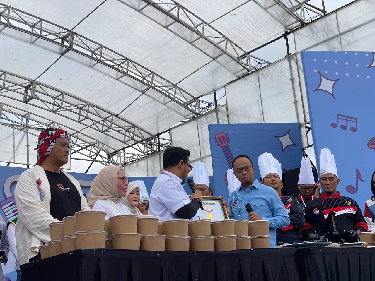 Tasikmalaya Pecahkan Rekor MURI dengan 2.417 Kupat Tanjung di Lapangan Cilembang