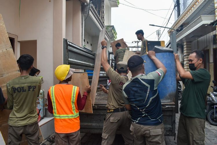 Dampak Normalisasi Sungai Kalianak, Warga Sekitar Diungsikan ke Rusun Romokalisari