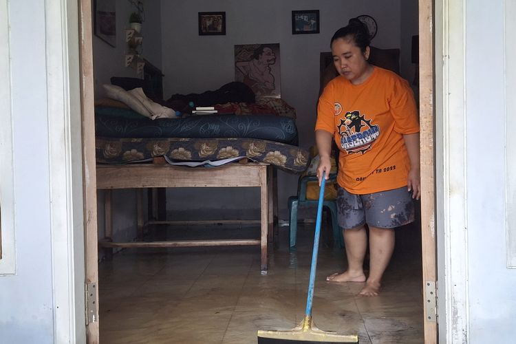 Banjir Lumajang Surut, Warga Bersihkan Rumah