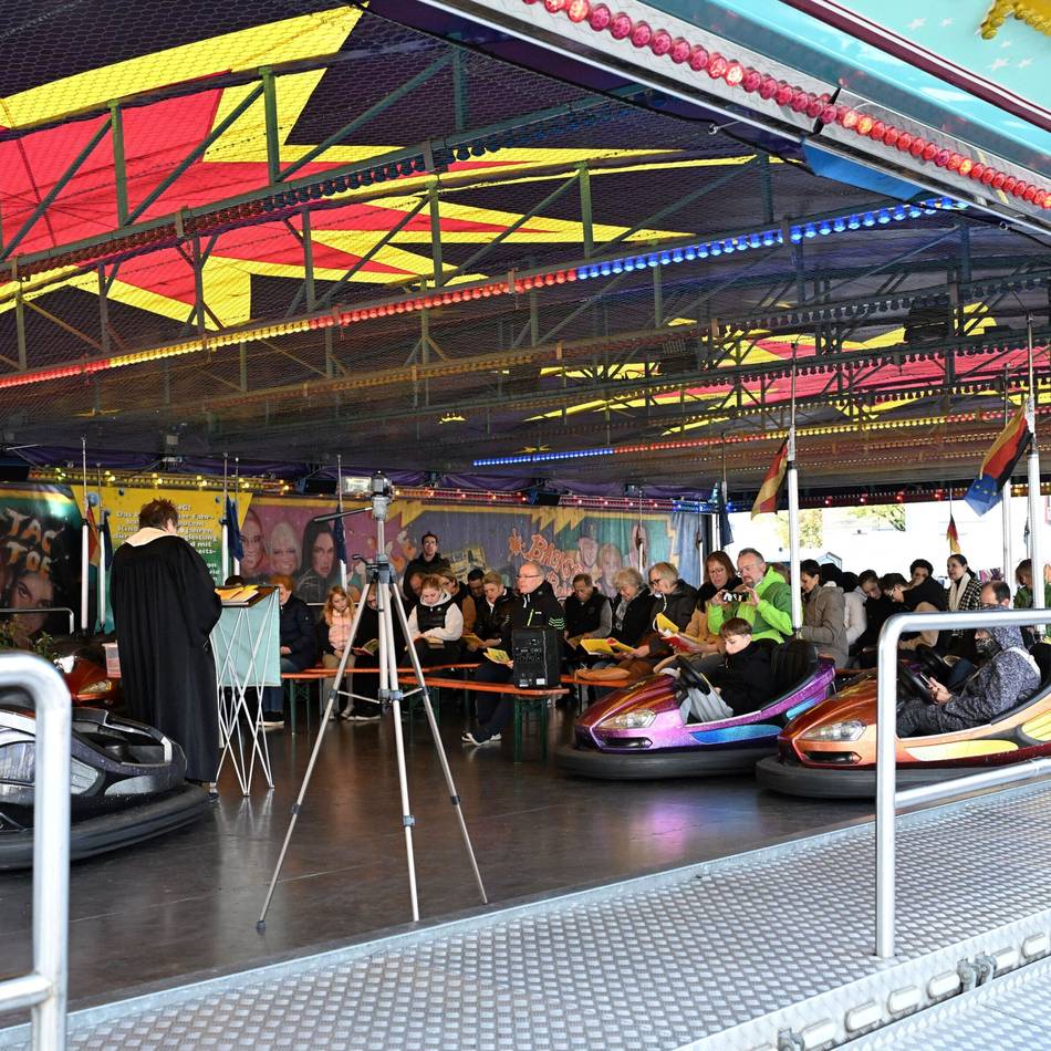 Gott zwischen Gummi und Gebet – Wenn in Trier der Autoscooter zur ...