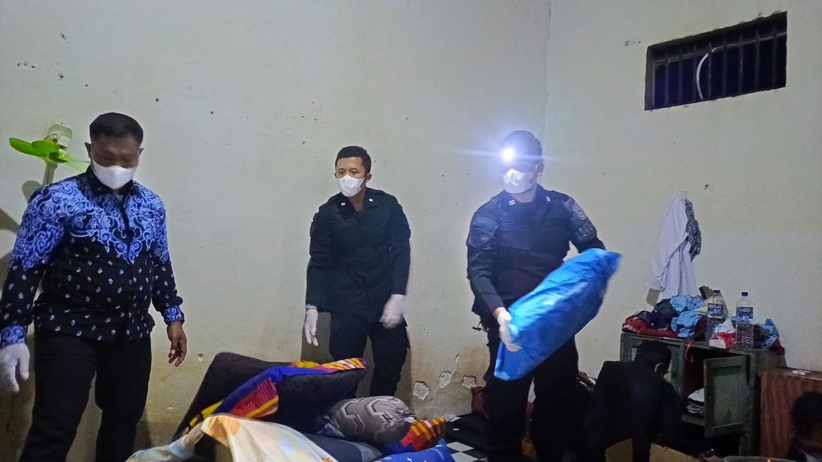 Operasi Bersama TNI dan Polri, Petugas Lapas Tenggarong Tetap Humanis kepada Warga Binaan