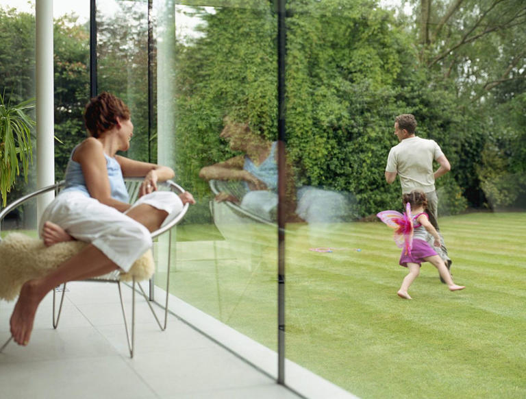 How to clean windows without leaving a single streak behind