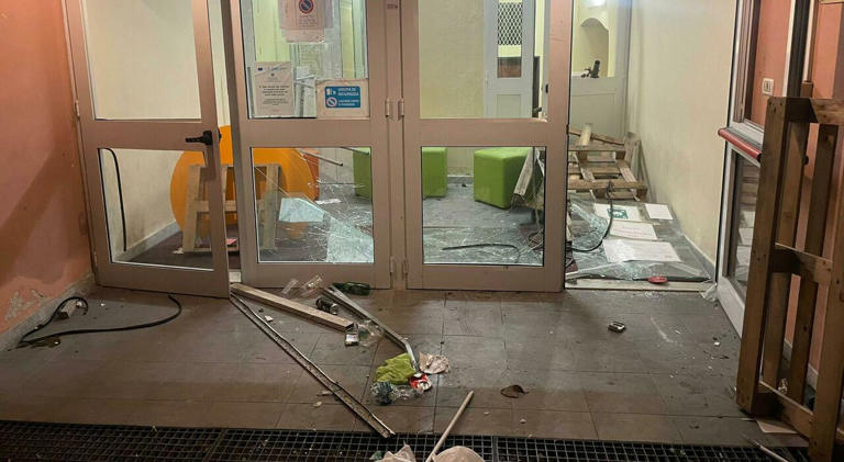 Irruzione neofascista al liceo durante l'occupazione studentesca. Gridano «Viva il Duce» e armati di spranghe devastano la scuola