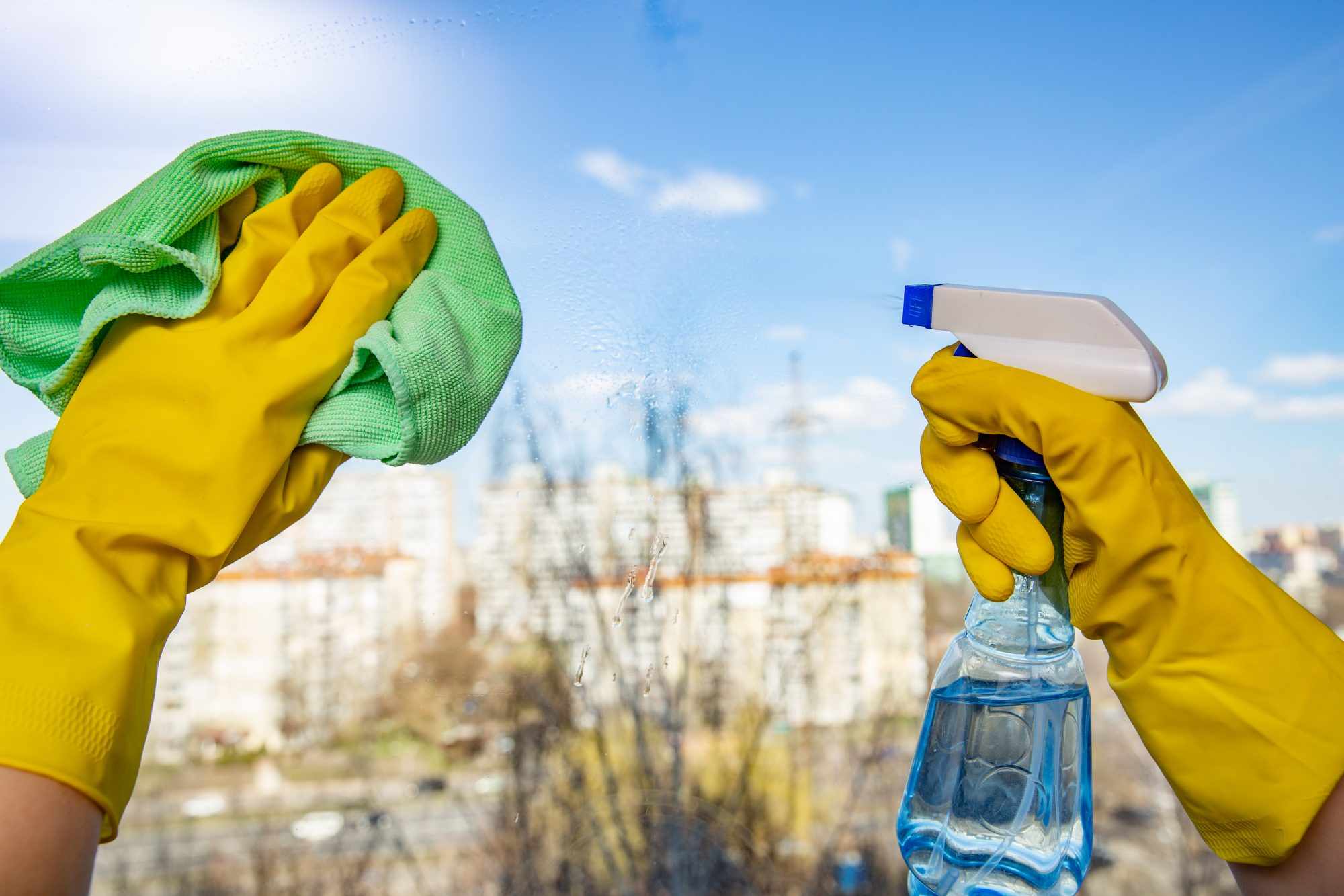 How to clean windows without leaving a single streak behind