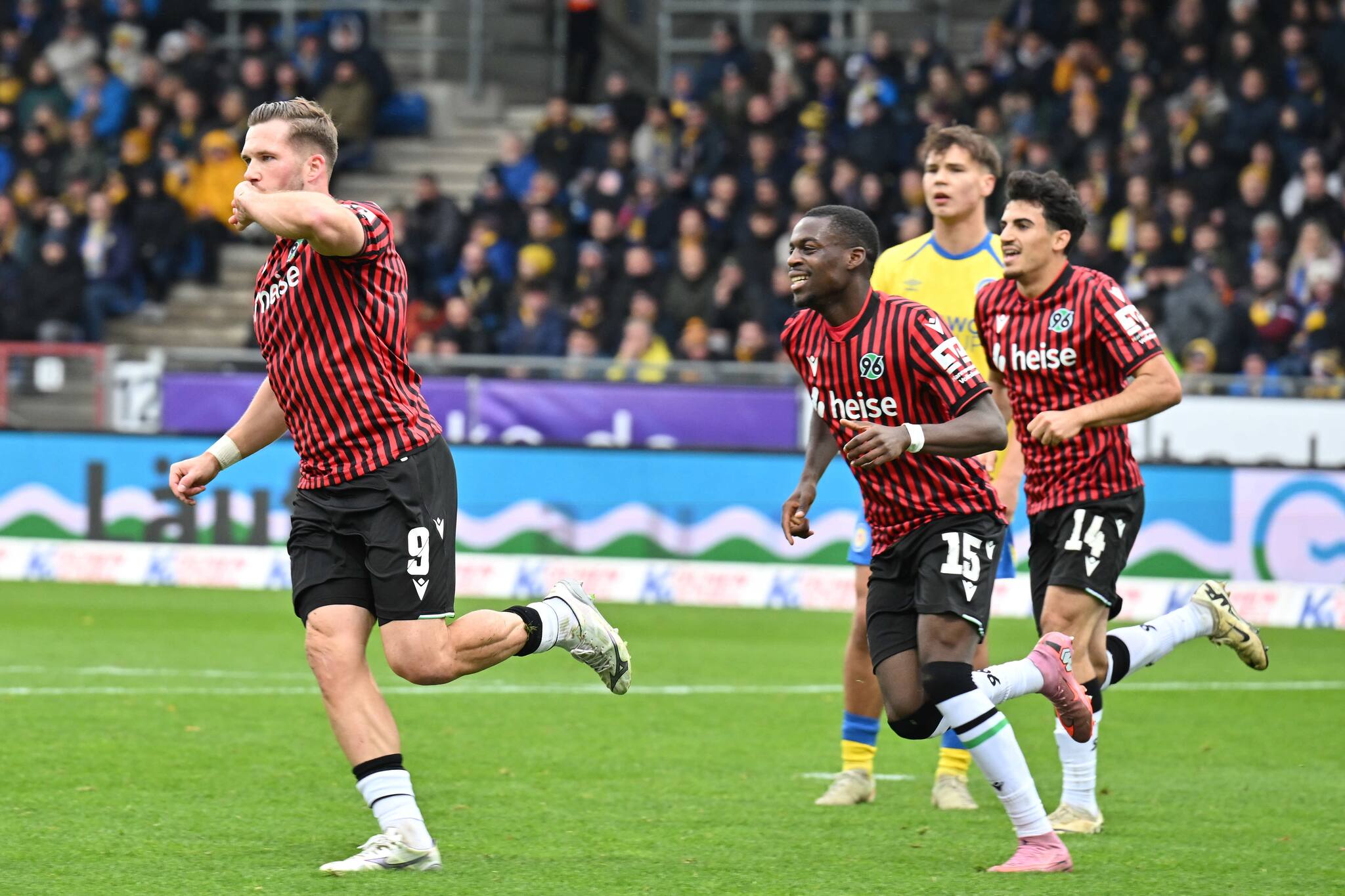 das-spiel-im-liveticker-hannover-96-erh-ht-auf-3-0-bei-eintracht