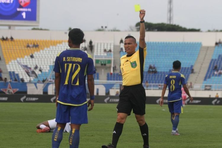 Pelatih Arema Kritik Wasit Usai Kekalahan 3-1 dari Borneo