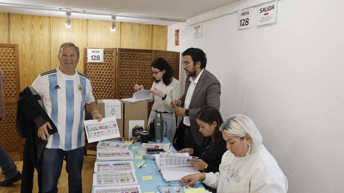 Miles de argentinos votan desde España en las elecciones clave para el ...