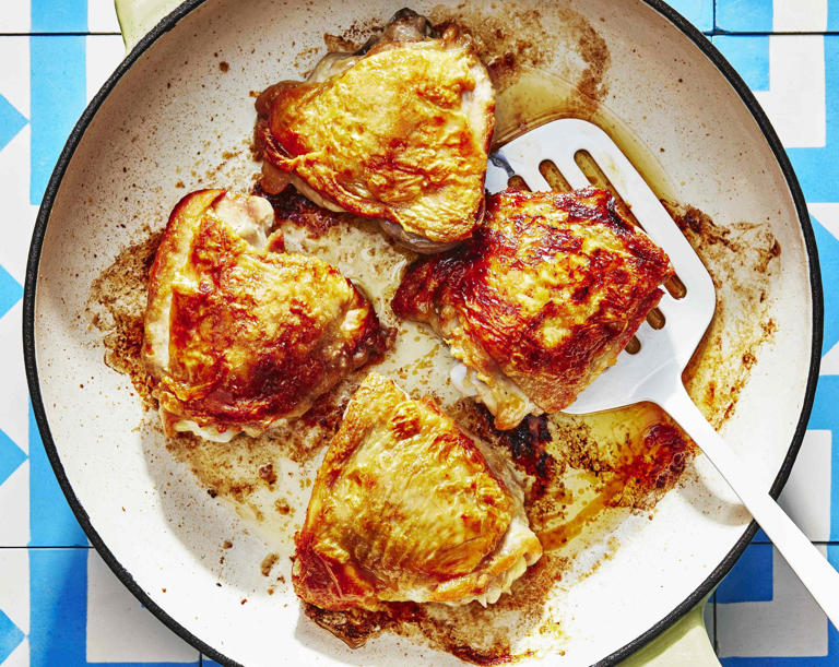 How to make crispy, juicy chicken thighs at home without using a deep fryer