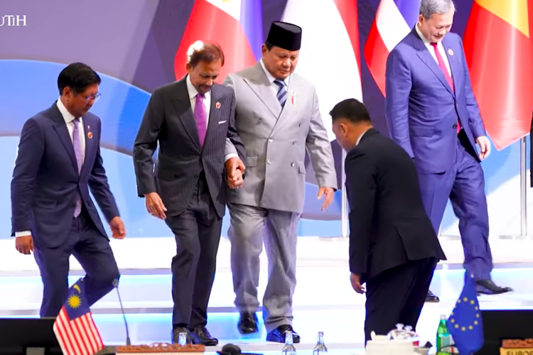 Saat Prabowo Turun Tangga KTT ASEAN Bersama Sultan Brunei
