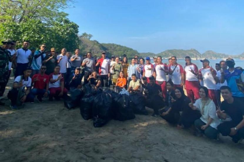 BPOLBF dan UPH Luncurkan Aksi Bersih Pantai di Labuan Bajo untuk Wisata Berkelanjutan